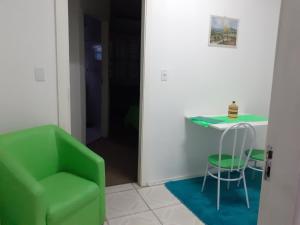 卡内拉Magias da Serra的绿色椅子和桌子