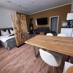 赫尔-格伦茨豪森business-lodging Apartmenthaus的客厅配有桌子和床。