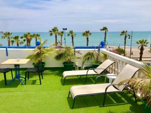 多列毛利诺斯瓜达卢佩舒适旅馆的一个带桌椅的阳台和海滩