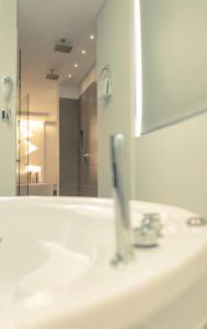 麦德林Mandala Hotel Medellin的一间带水槽和镜子的浴室