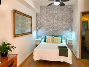 多列毛利诺斯瓜达卢佩舒适旅馆的一间卧室设有一张床和蓝白色的墙壁