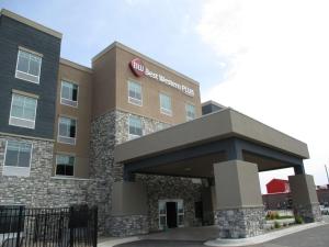 McPhersonBest Western Plus McPherson的 ⁇ 染新假日酒店