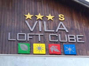 锡纳亚Vila LOFT CUBE的楼内卢伊斯维尔高尔夫俱乐部的标志