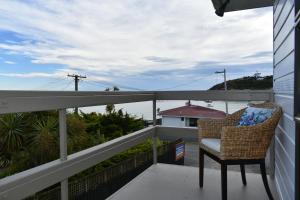 莫拉基Moeraki Beach Motels的海景阳台上的椅子