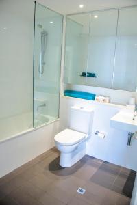 达尔文Absolute Waterfront - Tropical Aurora Top Floor Over The Water的浴室配有卫生间、淋浴和盥洗盆。