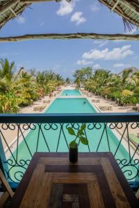 江比阿Fun Beach Hotel的设有一个享有泳池美景的阳台。