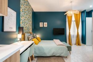 里昂Le Cocon On Dîne的一间卧室设有一张床和蓝色的墙壁