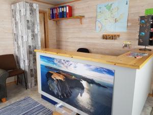 SkarsvågHytte Camp Nordkapp - Blue的一张桌子,房间享有海洋景