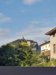 阿科Casa Vacanze Calzà的一座树冠茂密的山顶上的城堡