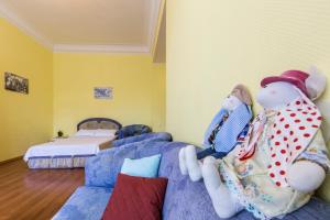 基辅Однокімнатні апартаменти на Майдані, дистанційне заселення 24х7的两个装满雪人的坐在卧室的沙发上