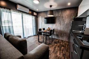 塞尔瑟Adrialux Camping Mobile Homes的客厅配有沙发和桌子