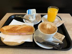 赫罗纳Hotel BESTPRICE Girona的托盘,上面有三明治和一杯咖啡