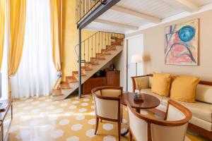 蒙特罗索阿尔马雷洛坎达伊尔麦斯特拉雷酒店的客厅配有沙发和桌子