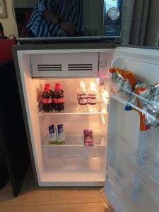 比勒陀利亚Christa's Place 897的配有食品和饮料的开放式冰箱