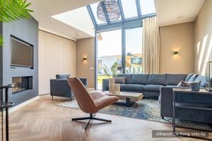 德科赫Villapark De Koog的客厅配有沙发和椅子