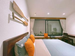 Ấp Bình HưngNGÔ Homestay Phan Thiết的一间卧室设有一张床和一个大窗户