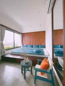 Ấp Bình HưngNGÔ Homestay Phan Thiết的一间卧室配有一张大床和一张桌子