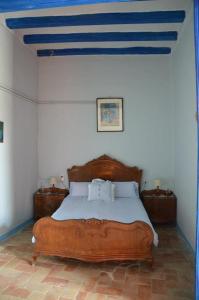 Pacs del PenedesRCP El Racó的一间卧室配有一张蓝色天花板的床
