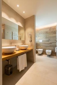 维托里奥·威尼托Relais Althea Azienda Agrituristica的浴室设有2个水槽和2个卫生间