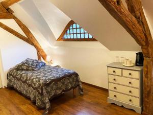 蒙特艾克斯Le Moulin de Pasnel的一间卧室配有一张床和一个带窗户的梳妆台
