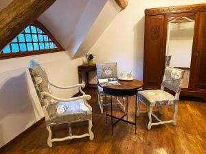 蒙特艾克斯Le Moulin de Pasnel的配有椅子和桌子的房间以及窗户