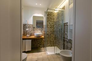 维托里奥·威尼托Relais Althea Azienda Agrituristica的带淋浴、盥洗盆和卫生间的浴室