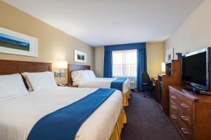 迪尔莱克鹿湖智选假日酒店的酒店客房设有两张床和一台平面电视。