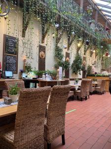 锡吉什瓦拉阿尔特博斯特旅馆的餐厅墙上挂有桌椅和植物