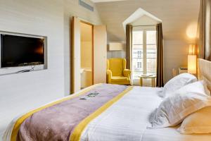维利耶维利尔斯马哈城堡酒店的酒店客房设有一张大床和电视