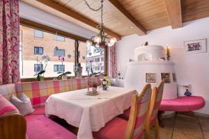 莱赫阿尔贝格贾尼拉温德尔酒店的一间带桌椅和窗户的用餐室