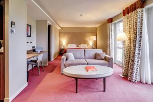 维利耶维利尔斯马哈城堡酒店的酒店客房设有沙发、床和桌子。
