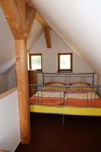 LibuňChalupy Březka的阁楼上的卧室配有双层床