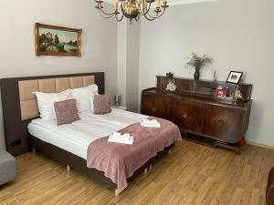 霍茹夫APARTMENT SILESIAN STADIUM and PARK的一间卧室配有一张床和一个带两条毛巾的梳妆台。