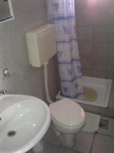 斯塔利格拉德-帕克利尼卡Apartments L.Z.的浴室配有白色卫生间和盥洗盆。