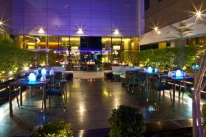 Novotel Suites Mall Avenue Dubai餐厅或其他用餐的地方