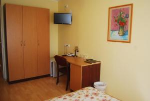 库雷萨雷玛蒂酒店的酒店客房设有一张桌子、一张床和一间卧室。