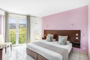 科利尤尔弗雷盖特酒店的一间卧室设有一张大床和一个大窗户