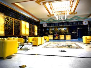 杜科姆Asian Hotel的大堂设有黄色椅子和吊灯