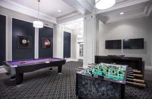 旧金山Club Wyndham Canterbury的台球室配有紫色桌子和台球桌