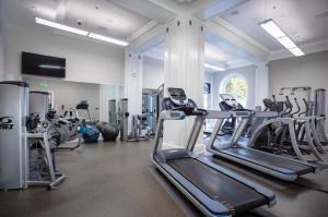 旧金山Club Wyndham Canterbury的健身房设有跑步机和椭圆机