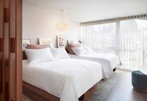 圣罗莎Flamingo Resort & Spa的带窗户的客房内的两张床