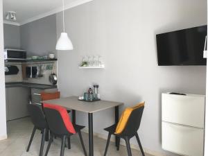 巴拉通雷勒Balatonlelle Apartmanház的小厨房配有桌椅和冰箱