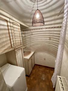 圣母贝莱克Le Courtis au Bourjaillet的一间带水槽的小房间和一间带冰箱的房间