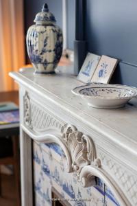 科特赖克Broel4的一张蓝色和白色的桌子,上面有花瓶