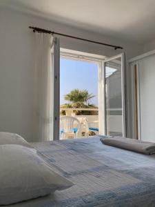 伦Apartmani Marko的一间卧室设有一张床,享有海景