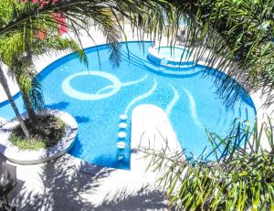 科尔多瓦Quorum Córdoba Hotel, Resort Urbano的享有棕榈树游泳池的顶部景致