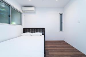 东京Shibuya-ku - House - Vacation STAY 11243的一间白色卧室,配有床和2个窗户