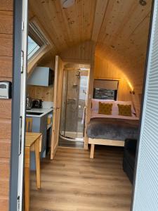 马莱格Mallaig Glamping Pods的一间小房子里的卧室