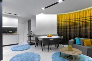 布尔加斯Perla Luxury Apartment的客厅配有沙发和桌子