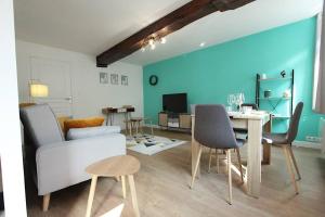 瓦朗西纳Appartement centre de Valenciennes entièrement équipé 64m2的客厅配有沙发和桌椅